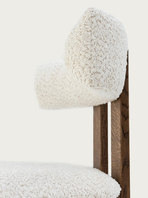 Stuhl aus Massiveiche rauchig geölter Bouclé Angelo