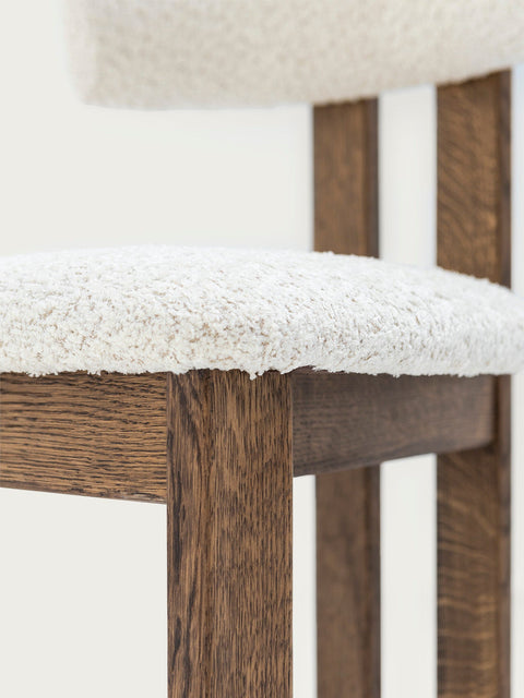 Stuhl aus Massiveiche rauchig geölter Bouclé Angelo