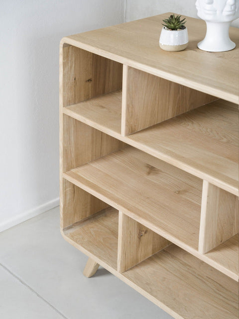 Niedriges Bücherregal aus massiver Eiche weiß geölt 130×45×89 cm Modena