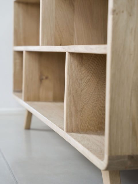 Niedriges Bücherregal aus massiver Eiche weiß geölt 130×45×89 cm Modena