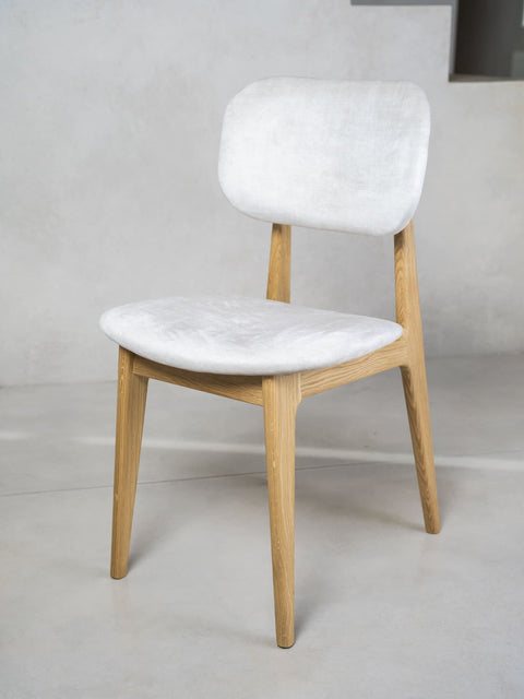 Stuhl aus Massiveiche in natur und Stoff 81 cm Mevis