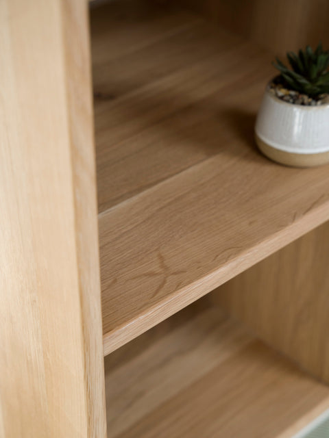 Bücherregal aus massiver Eiche weiß geölt 80×45×180 cm Modena