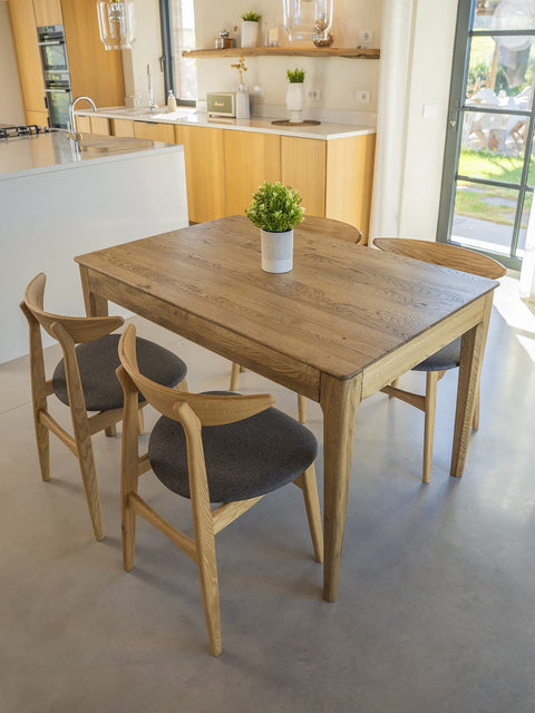 Ausziehbarer Esstisch aus massiver Eiche Wildeiche-Farbton Luca