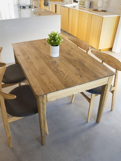 Ausziehbarer Esstisch aus massiver Eiche Wildeiche-Farbton Luca