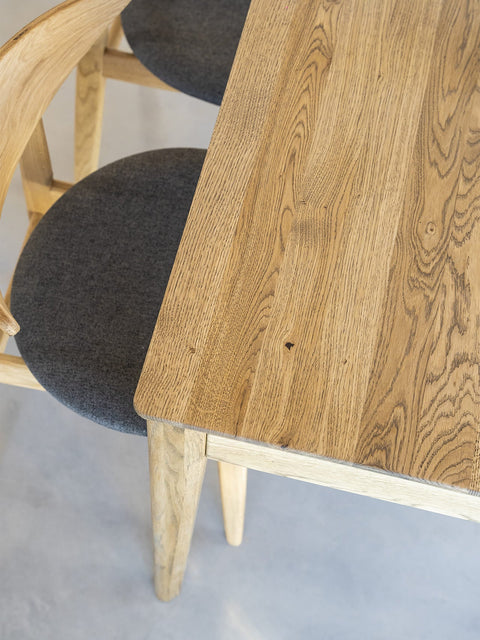 Ausziehbarer Esstisch aus massiver Eiche Wildeiche-Farbton Luca