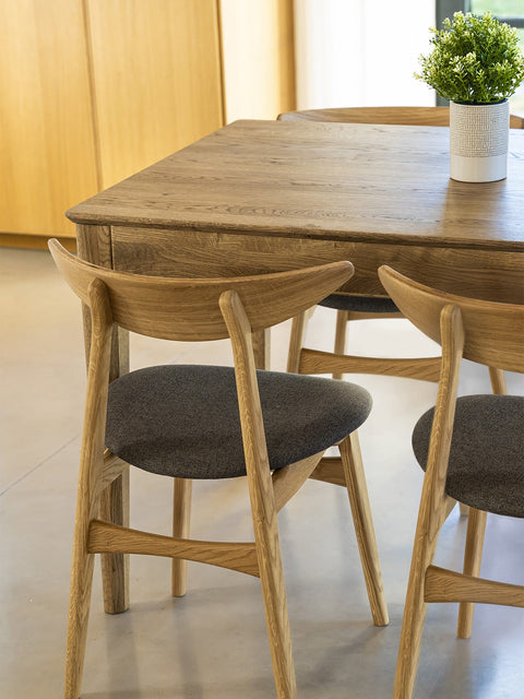 Ausziehbarer Esstisch aus massiver Eiche Wildeiche-Farbton Luca