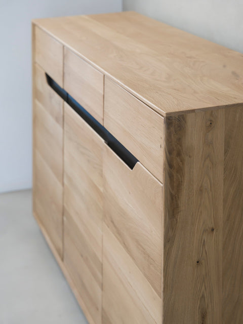 Sideboard aus massiver Eiche weiß geölt 135×42×90 cm Adena