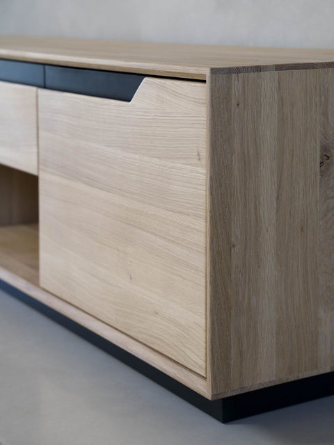  TV-Schrank aus massiver Eiche weiß geölt 160×42×50 cm Adena