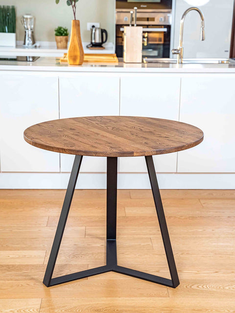 Esszimmertisch aus massiver Eiche Braun 3-beinig modern Alloy