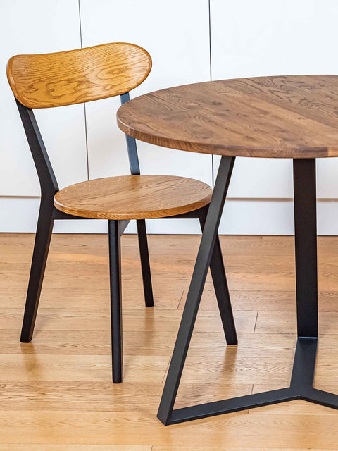 Esszimmertisch aus massiver Eiche Braun 3-beinig modern Alloy