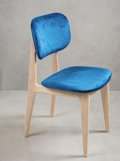 Stuhl Mevis aus massiver Eiche Nordisch mit Stoffbezug und gepolstertem Sitz 81 cm