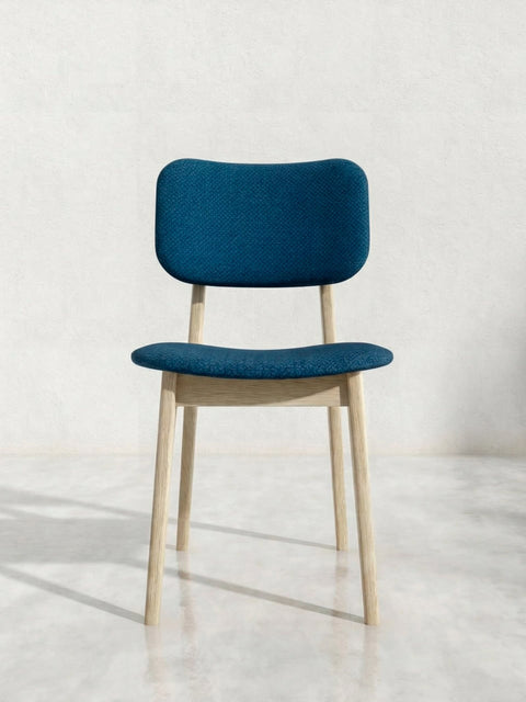 Stuhl Mevis aus massiver Eiche Nordisch mit Stoffbezug und gepolstertem Sitz 81 cm